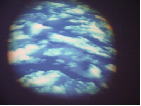 スヌーズレン用の映像。プロジェクターで空が映し出されている。